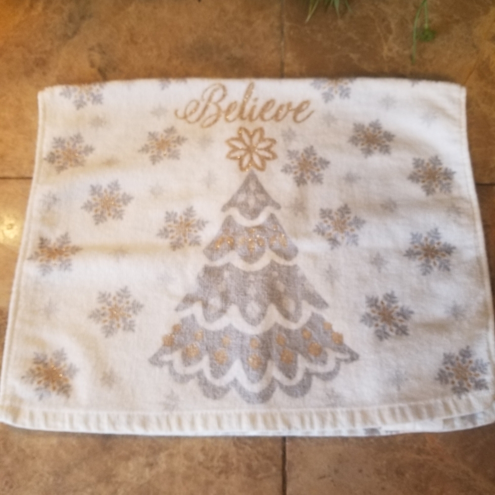 Christmas decorative handtowel nwot Glitter metal
